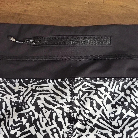 LULULEMON black & white capris workout leggings Size 10 - Picture 5 of 10